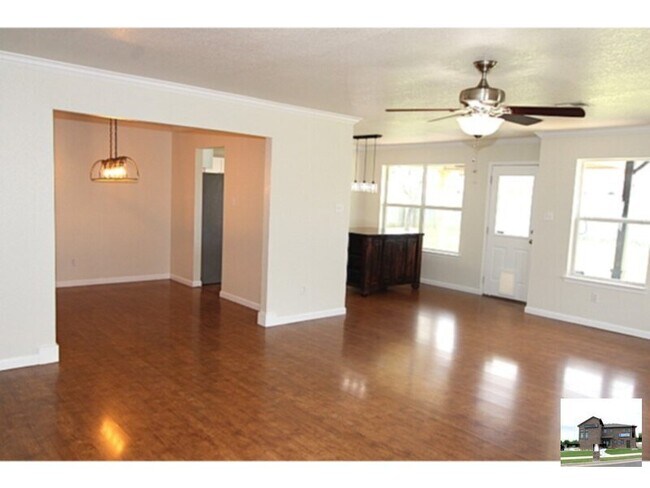 Building Photo - 3303 Solomon Dr