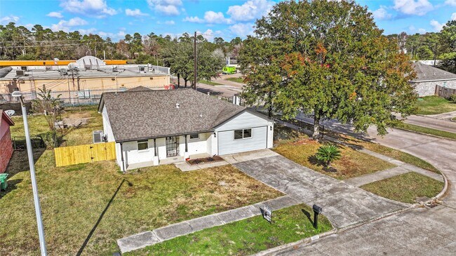 Building Photo - 10027 Valley Sun Dr