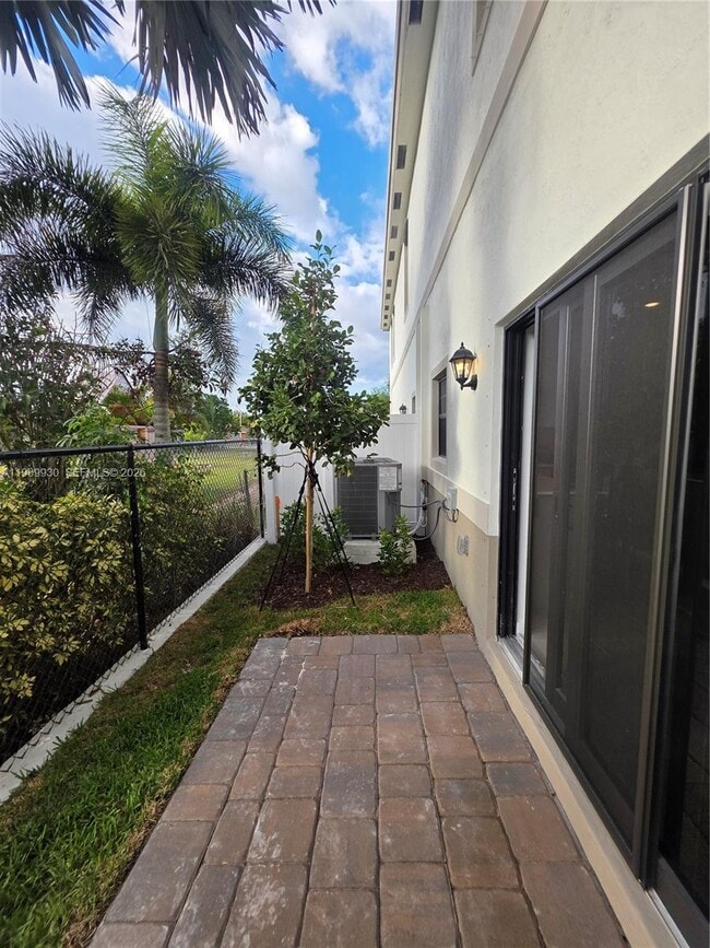 Building Photo - 1114 SW 9th Ave