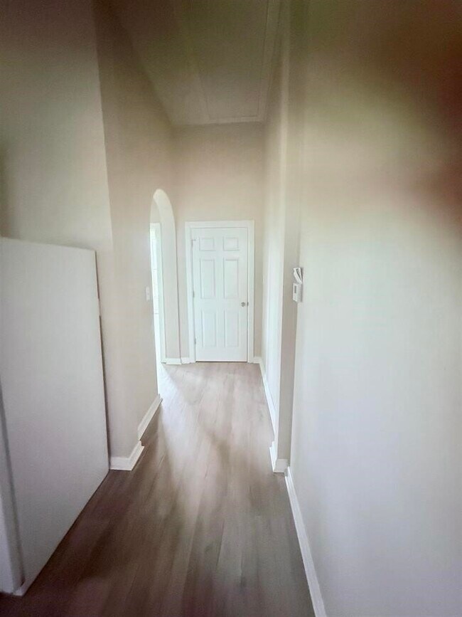 Building Photo - 2105 Laurel Ave