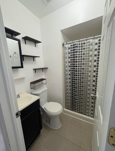 Bathroom - 537 Schiller Ave