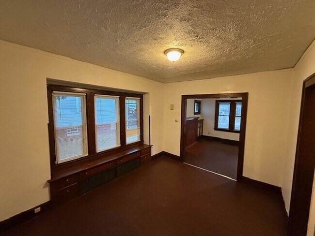 Building Photo - Charming 4-Bedroom Single Family Home for Rent!