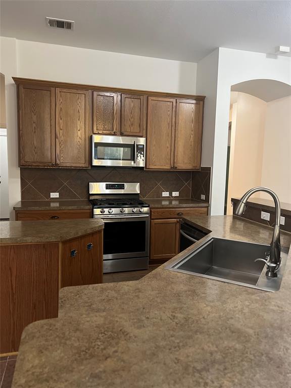 Building Photo - 600 Spanish Oak Terrace