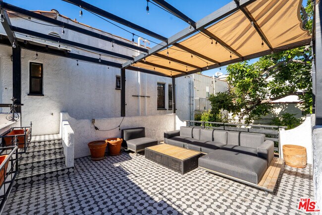 Building Photo - 502 N Sweetzer Ave