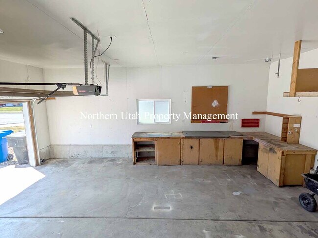 Building Photo - Updated 4 Bed, 2 Bath SFH
