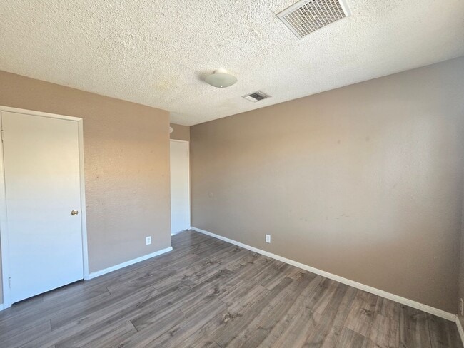 Building Photo - 413 S Sunset St