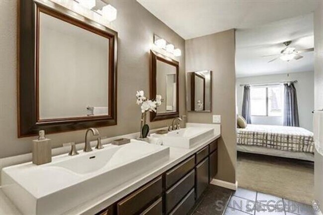 Building Photo - Gorgeous Tri-Level End Unit Home