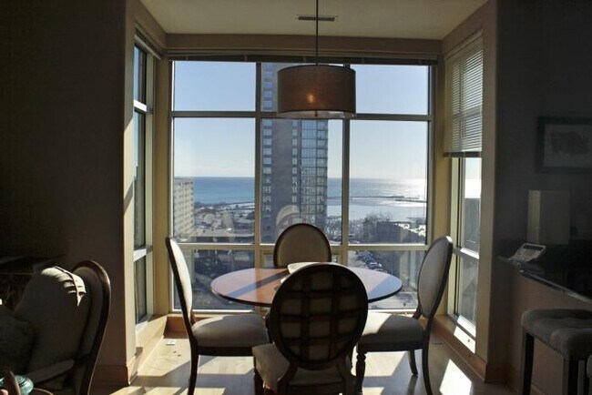 Building Photo - 1550 E Royall Pl