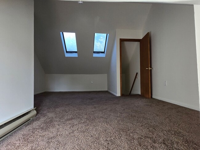 Building Photo - Spacious two-bedroom townhome in Stockerto...