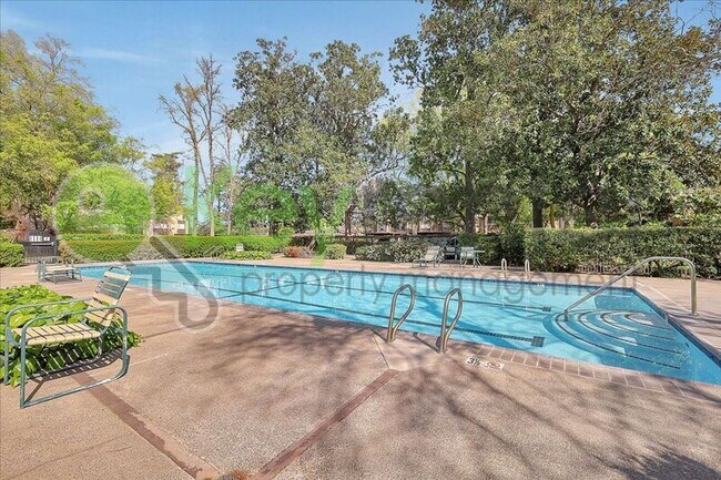 Building Photo - 2254 Woodside Ln