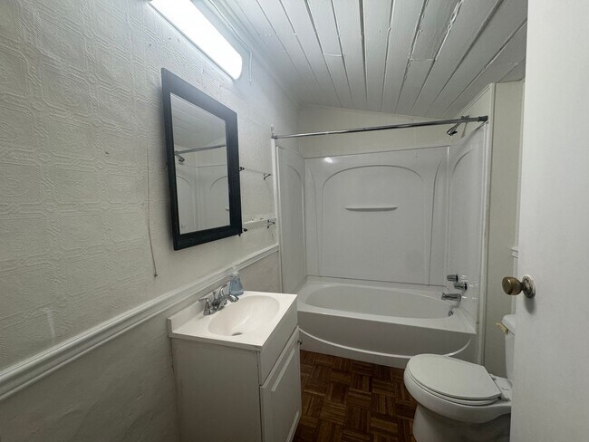 Building Photo - Spacious 3 bedroom