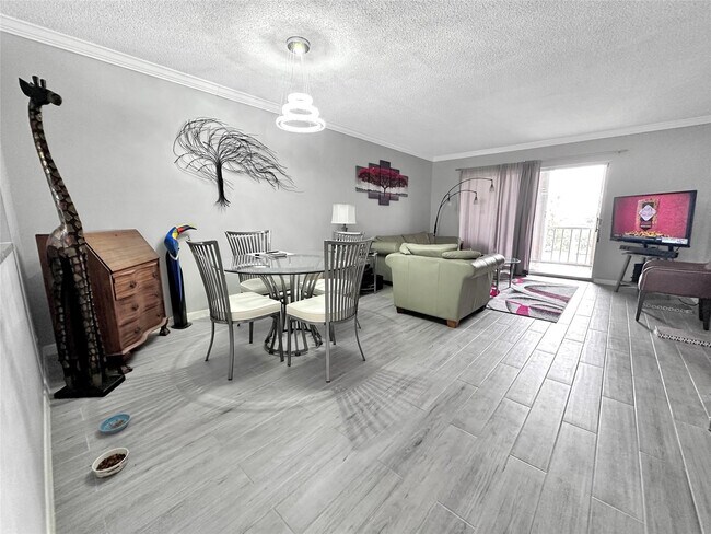 Building Photo - 1005 Country Club Dr