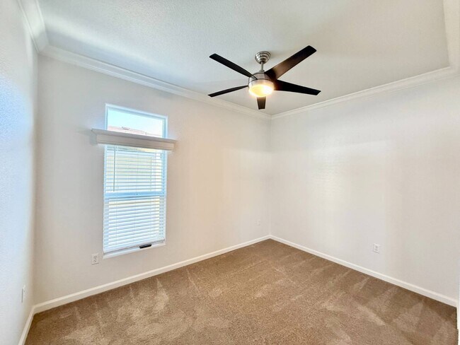 Building Photo - 80 Huntington St