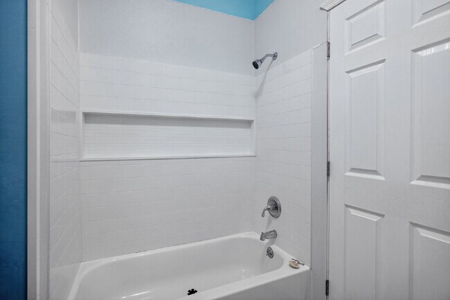 Building Photo - Cozy bungalow close to everything