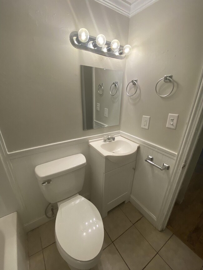 Building Photo - 2205 Russelldale Ave