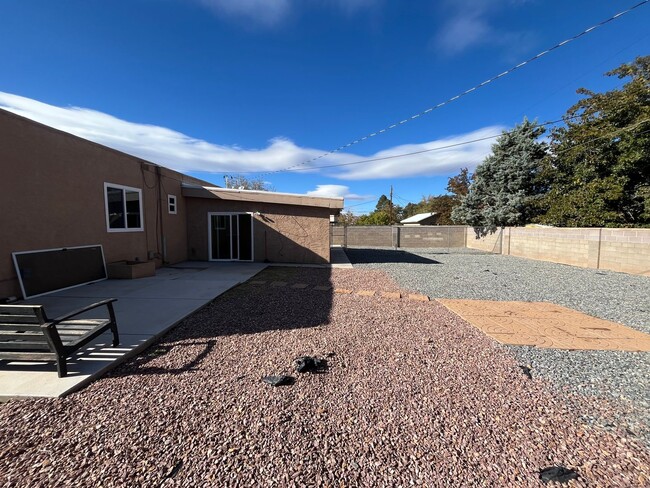 Building Photo - Spacious 2 Bedroom 3 Bathroom Home In ABQ!