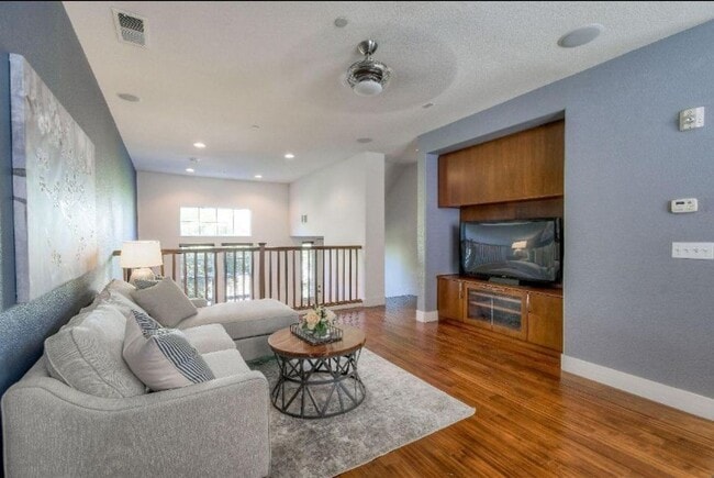 Building Photo - 405 Washington Square