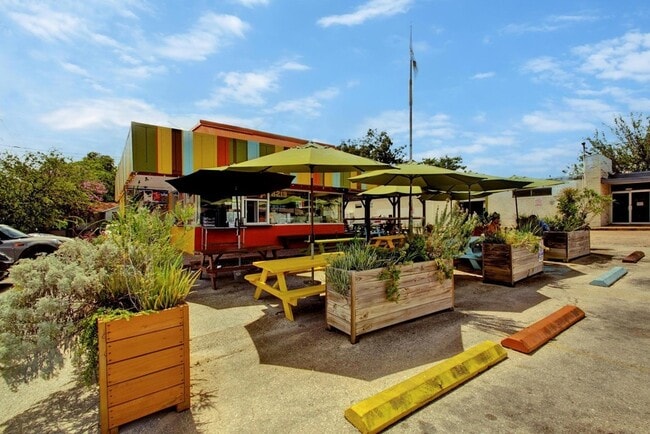 Building Photo - 1900 Cedar Ave