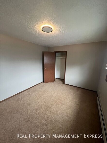 Building Photo - Spacious 2 Bedroom Apartment