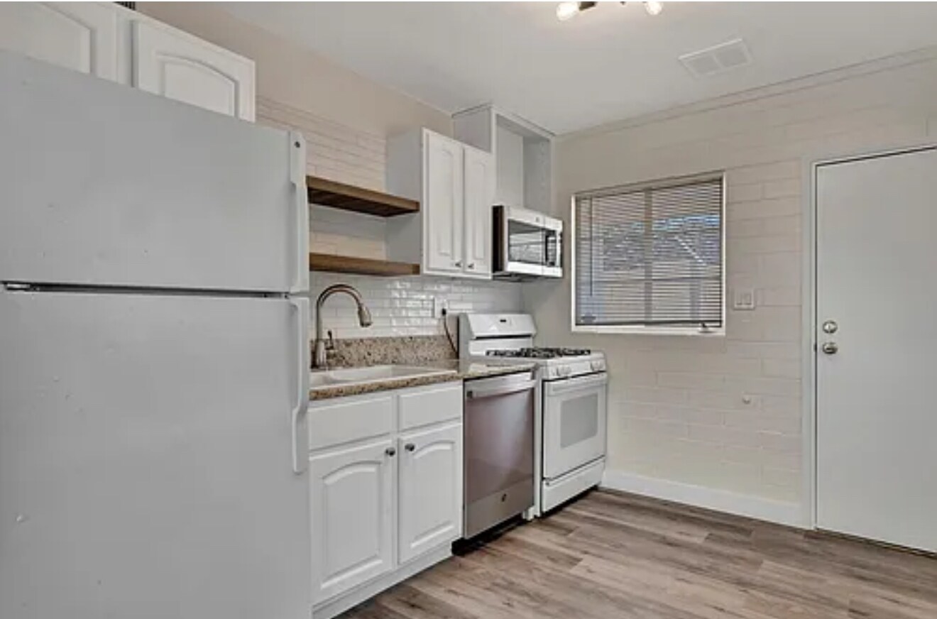 Building Photo - 2715 E Oak St