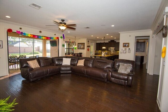 Building Photo - Beautiful 4 Bedroom/4 Bath in Belle Isle w...