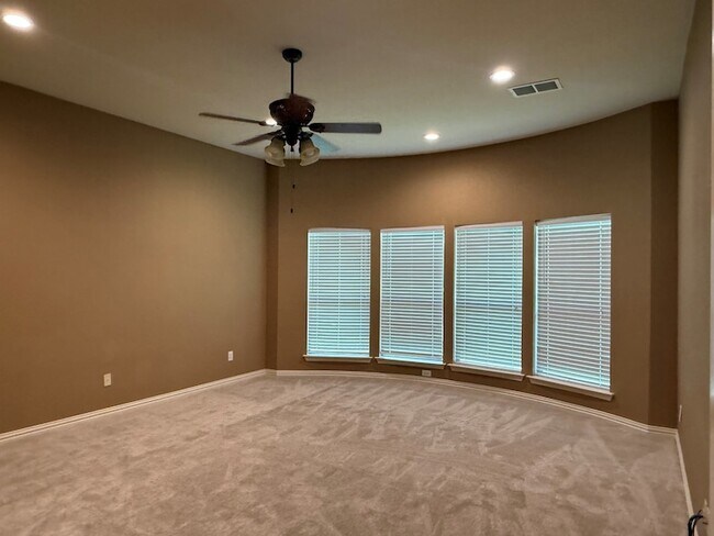 Building Photo - 2207 Canterbury Dr