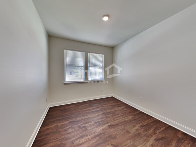 Building Photo - 789 Carnaby Ln