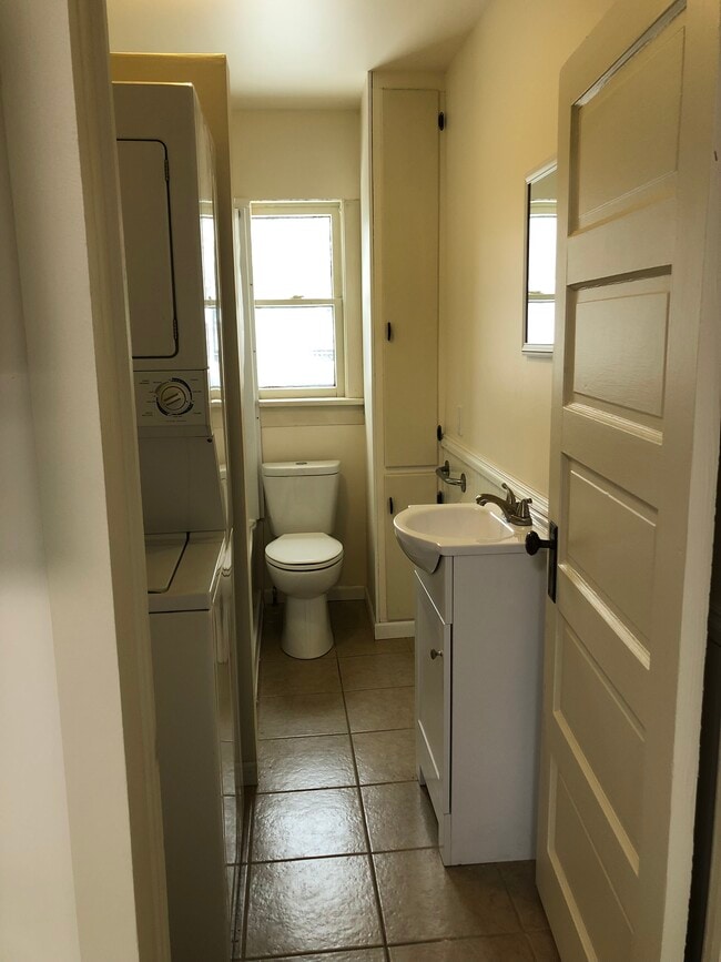 Bathroom w/ laundry - 1610 Ashman St