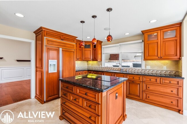 Building Photo - Rare 5 bed/3 bath home located in the high...