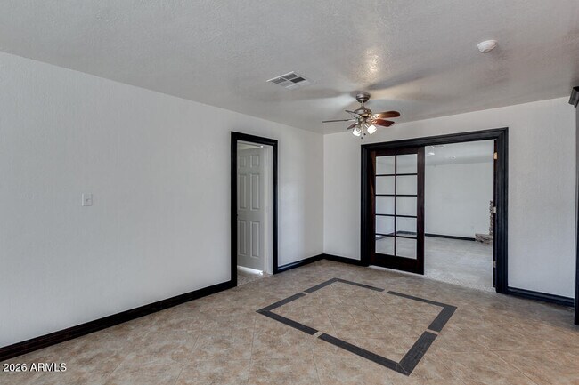 Building Photo - 1320 W 6th St