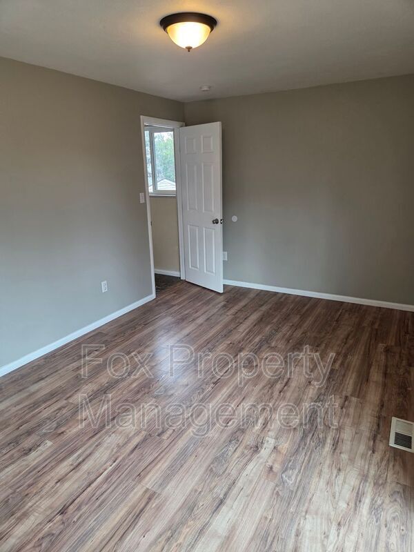Building Photo - 710 W Cleveland Cir