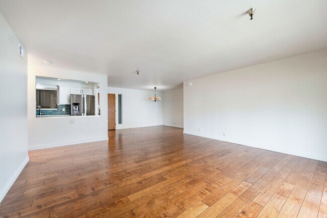 Building Photo - Modern Condo with over 1300 Square Feet wi...