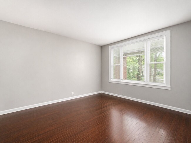 Building Photo - 227 E Northwood Ave