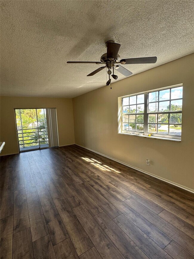 Building Photo - 1407 NE 56th St