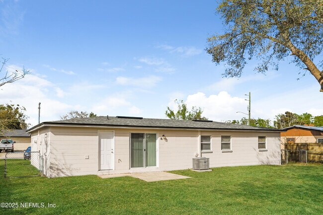 Building Photo - 8360 Red Holly Ln