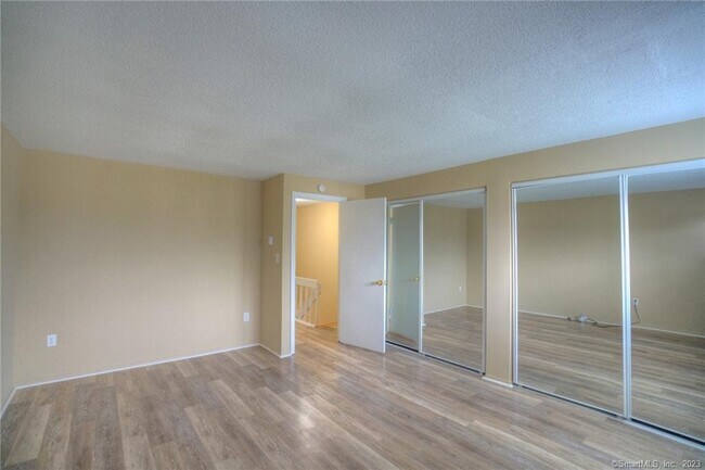 Building Photo - 528 Shennecossett Rd