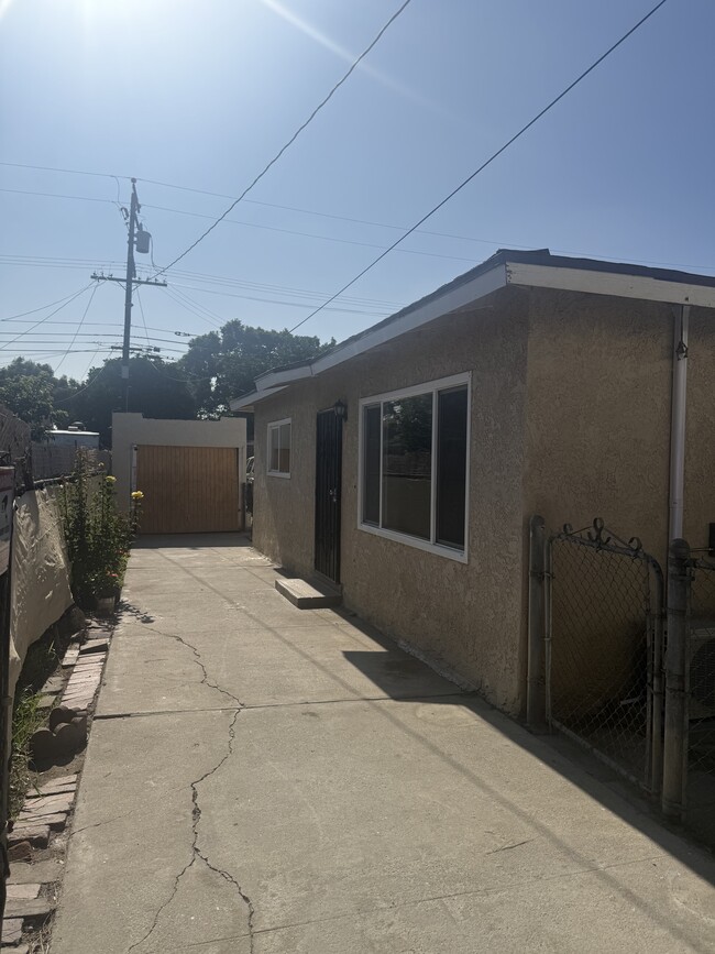 Building Photo - 1250 E 87th St