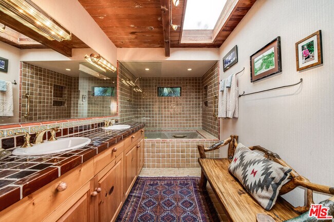 Building Photo - 454 E Rustic Rd