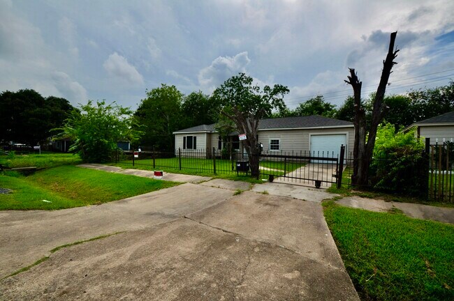 Building Photo - 7622 Darnay Dr