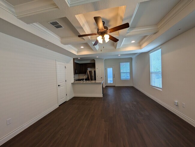 Building Photo - 1 MONTH FREE RENT / Close to HWY for Commu...