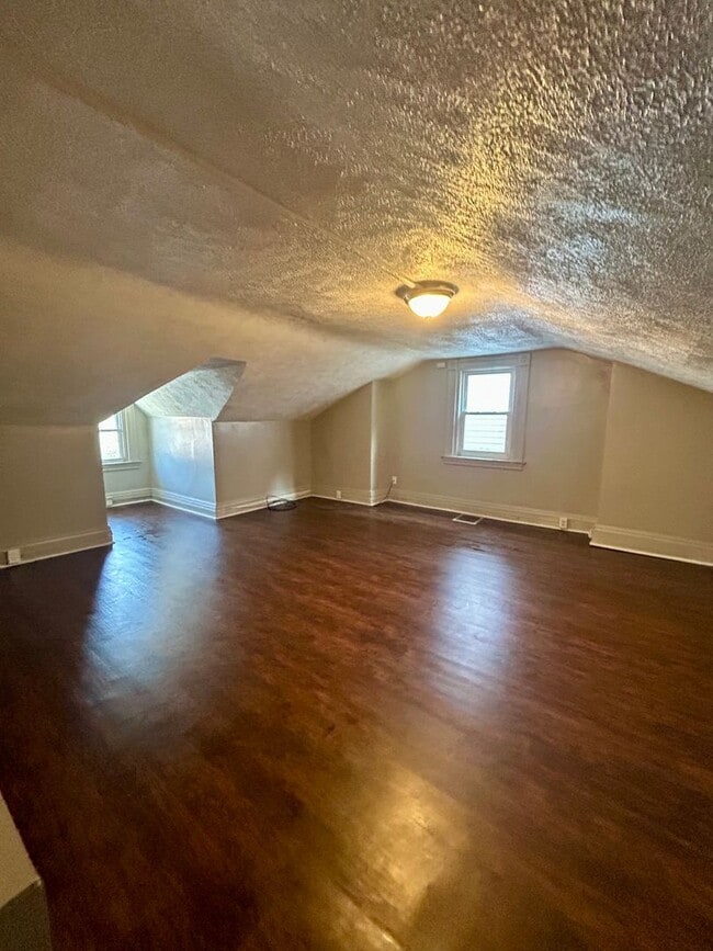 Building Photo - 2 Bedroom w/large attic space l Housing Vo...