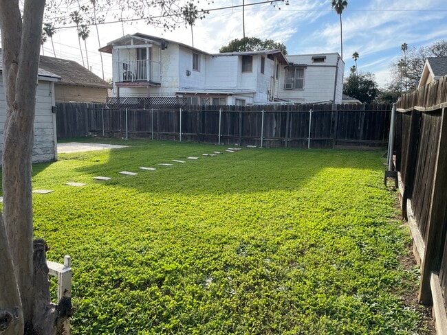 Building Photo - 155 S Grand Oaks Ave