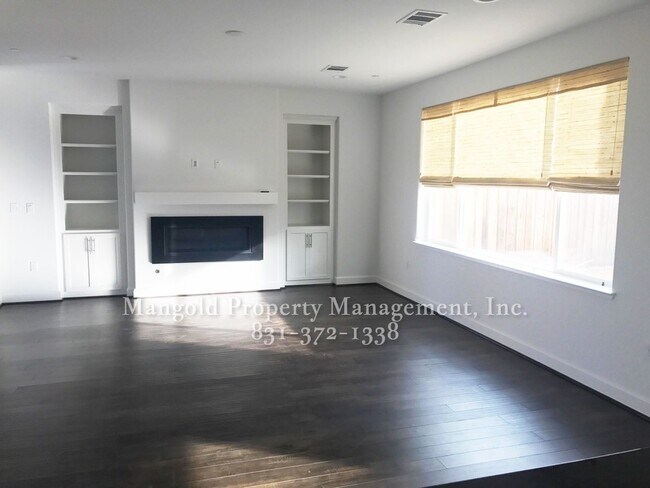 Building Photo - 4 Bed 3 Bath Home in Incredible Coastal Location