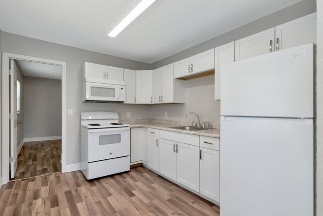 Building Photo - Beautifully Updated 3/2 in Bradenton — Up to One Month Free!