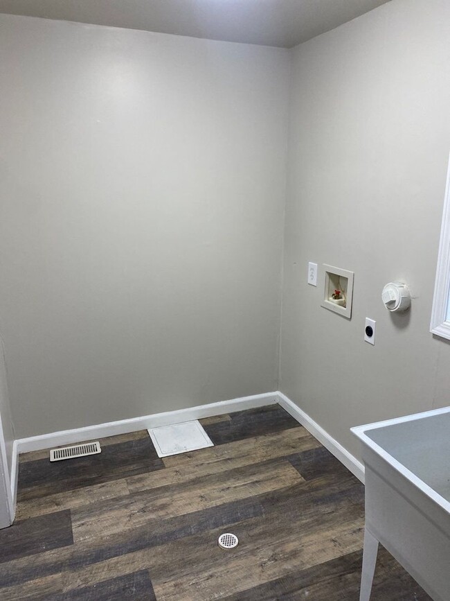 Building Photo - Charming & Newly Renovated Two Bedroom Hom...