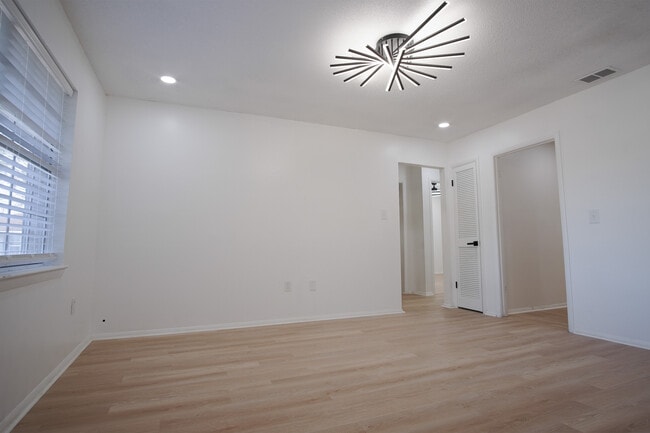 Building Photo - 106 Woodhouse Ln