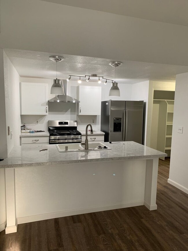 Building Photo - Recently-remodeled 3 bed 2 bath
