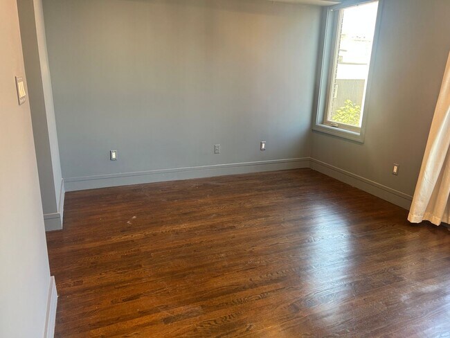 Building Photo - Beautiful Condo with Amazing Roof Top Deck