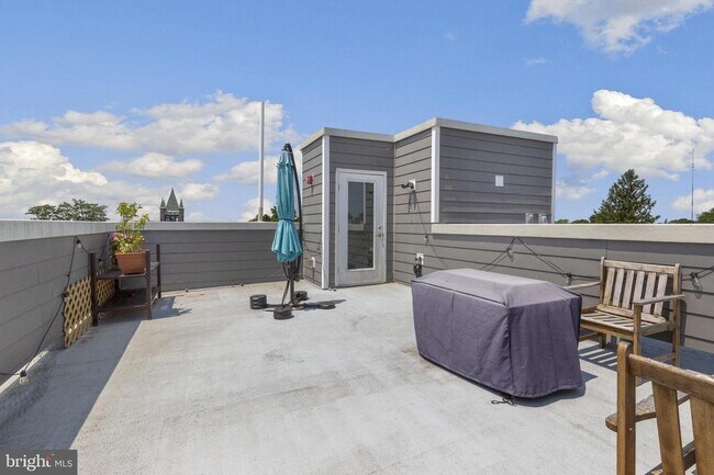 Building Photo - 381 Martin St