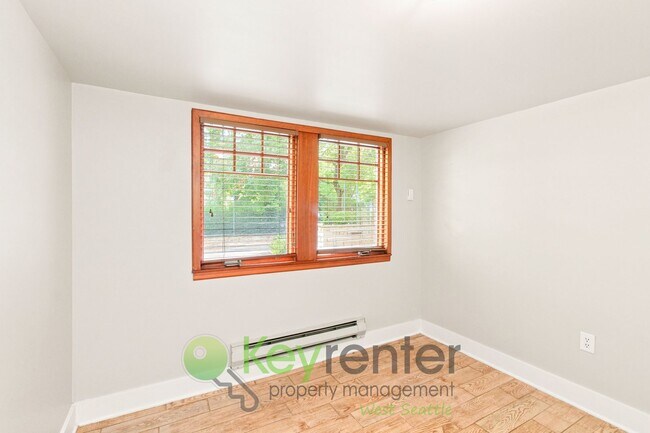 Building Photo - 221-221 E Louisa St